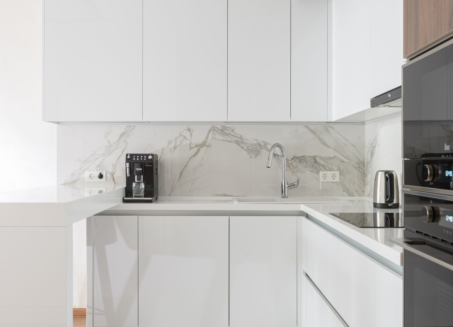 Purificador Everest Plus Inverter+ instalado em cozinha residencial moderna